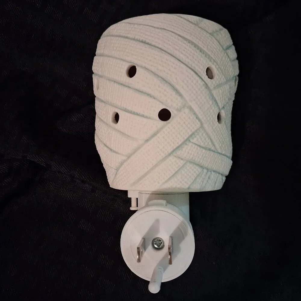 Scentsy Under Wraps Halloween Mummy Plug-In Wax Warmer With Box & Bulb *RETIRED* - Picture 6 of 15